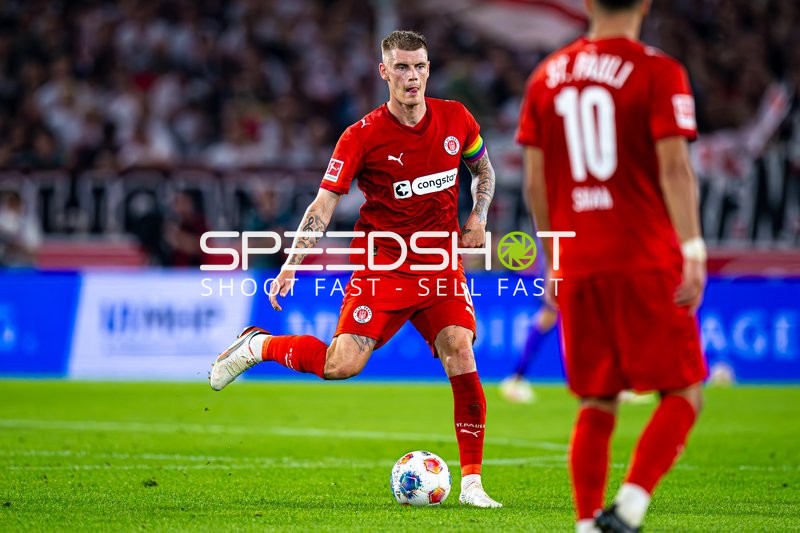 Eric Smith (8; FC St. Pauli) am Ball