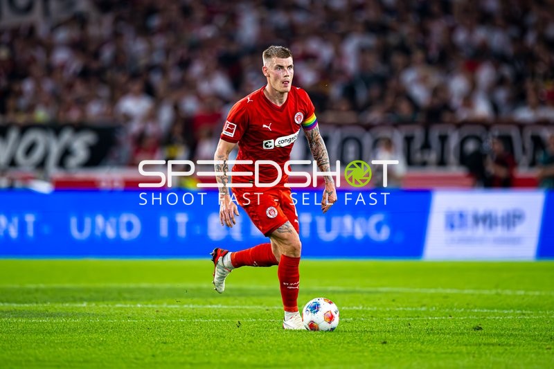 Spieler Eric Smith (8; FC St. Pauli) mit Ball