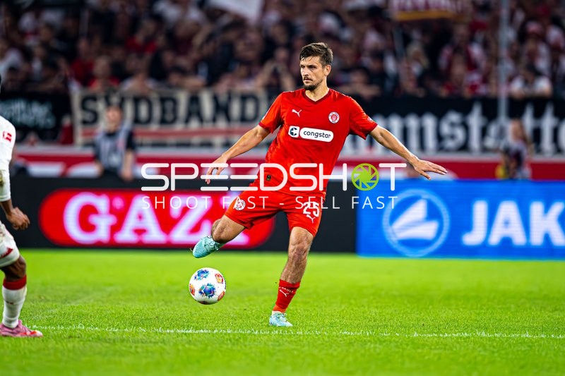 Spieler Adam Dzwigala (25; FC St. Pauli) mit Ball