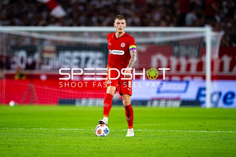 Eric Smith (8; FC St. Pauli) mit Ball