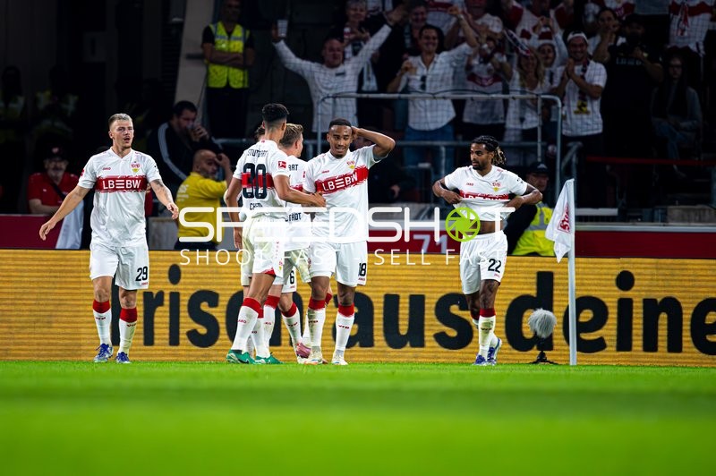 Spieler feiern Torjubel