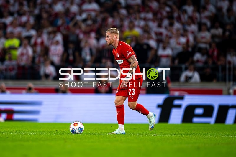 Spieler Louis Oppie (23; FC St. Pauli) mit Ball