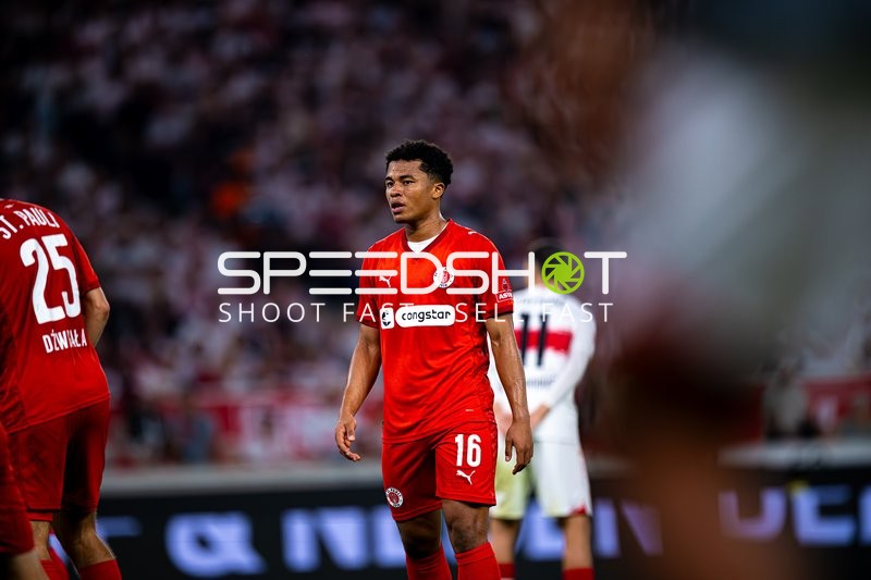 Spieler Joel Chima Fujita (16; FC St. Pauli) auf dem Feld