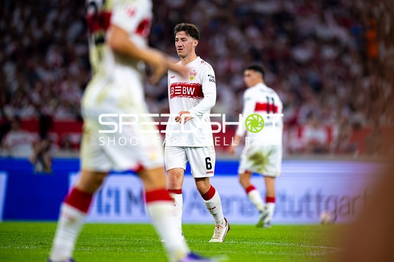 Spieler Angelo Stiller (6; VfB Stuttgart) auf dem Feld