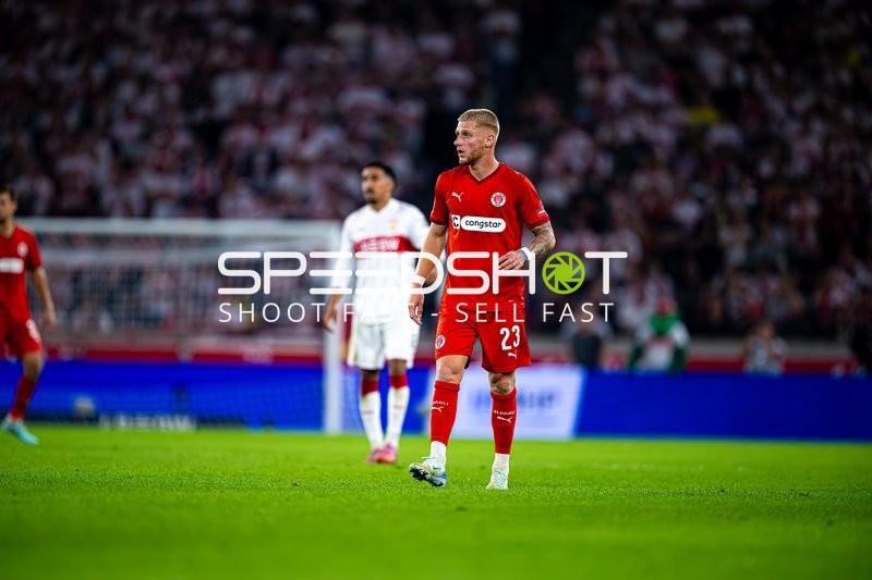 Spieler Louis Oppie (23; FC St. Pauli) auf dem Feld