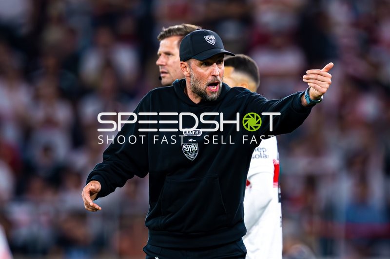 Trainer Sebastian Hoeneß (Trainer; VfB Stuttgart) an der Seitenlinie