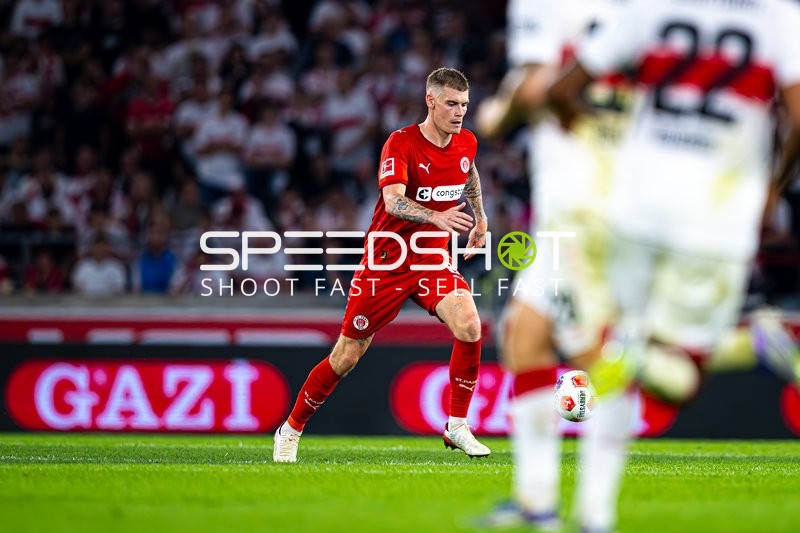 Eric Smith (8; FC St. Pauli) am Ball