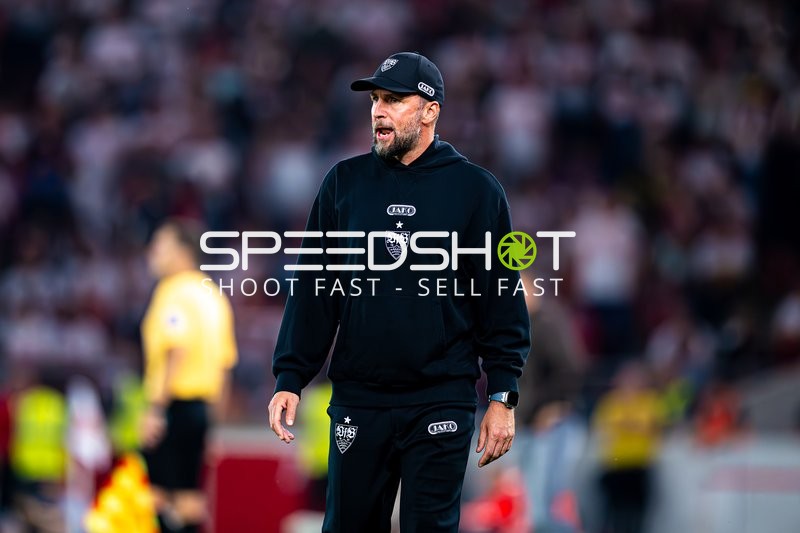 Trainer Sebastian Hoeneß (Trainer; VfB Stuttgart) an der Seitenlinie