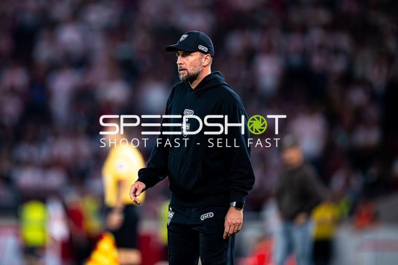 Trainer Sebastian Hoeneß (Trainer; VfB Stuttgart) an der Seitenlinie