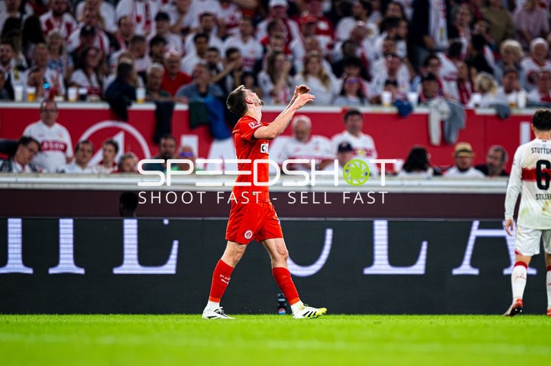 Spieler mit erhobenen Armen