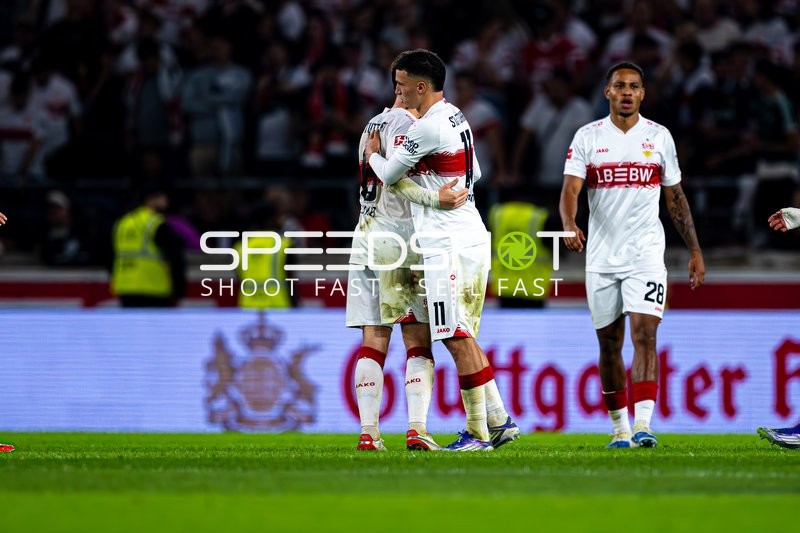 Spieler Bilal El Khannouss (11; VfB Stuttgart) und Nikolas Nartey (28; VfB Stuttgart) feiern