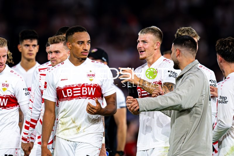 Spieler des VfB Stuttgart in Interaktion