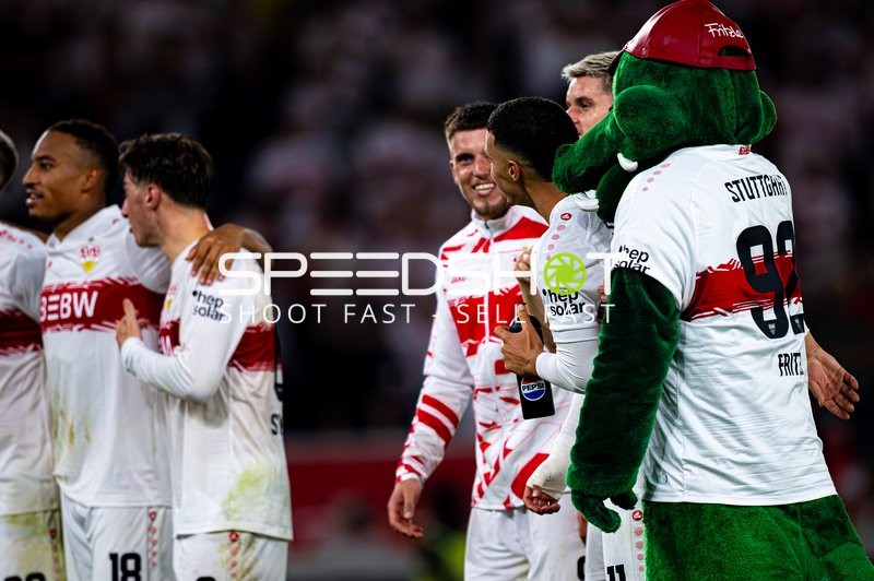 Spieler feiern gemeinsam