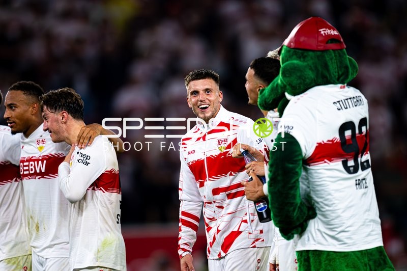 Spieler feiern gemeinsam