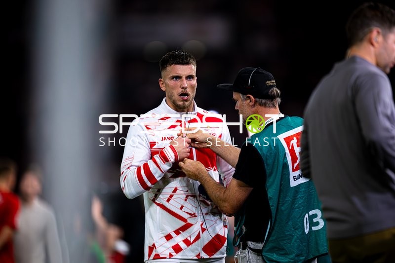 Ermedin Demirovic (9; VfB Stuttgart) vor dem Spiel