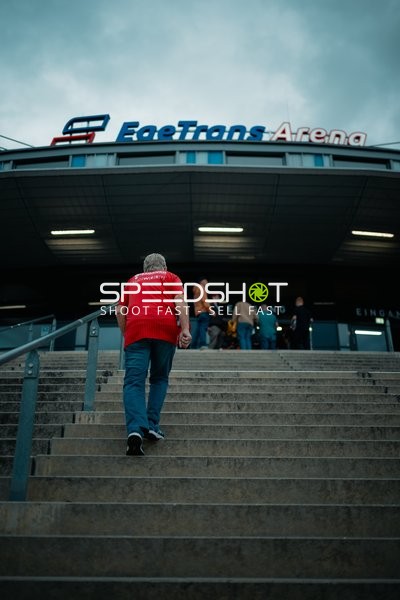 Person vor EgeTrans Arena