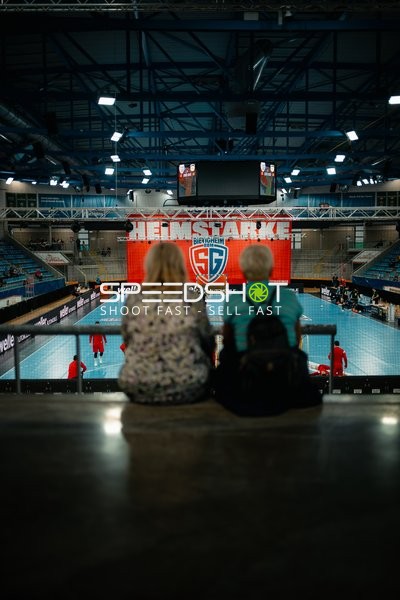 Zuschauer blicken aufs Spielfeld