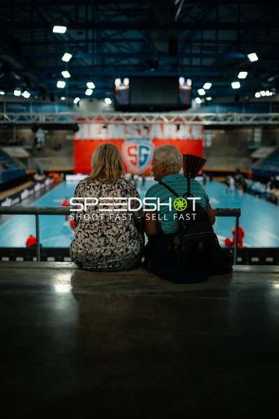 Zuschauer auf der Tribüne