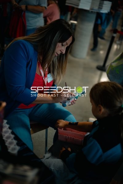 Personen beim Bemalen des Arms