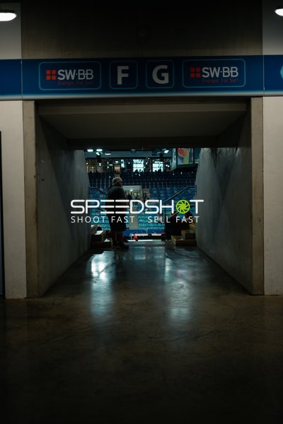 Personen im Eingangsbereich der Arena