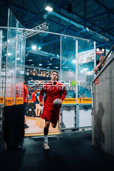 Nikola Vlahovic (3; SG BBM Bietigheim) läuft mit Ball