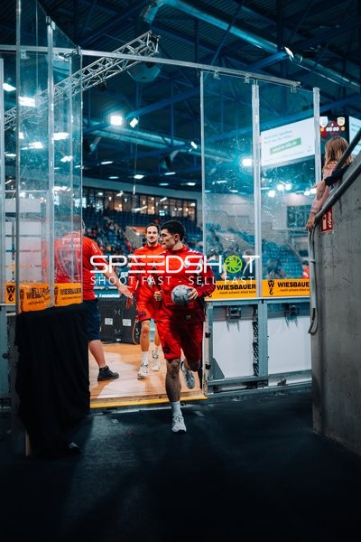 Moritz Strosack (29; SG BBM Bietigheim) und Dominik Claus (7; SG BBM Bietigheim) laufen aus dem Tunnel