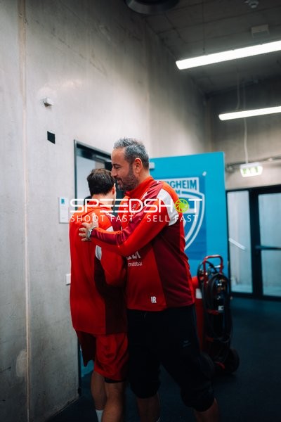 Chefcoach Iker Romero (Co-Trainer; SG BBM Bietigheim) begrüßt Teammitglied