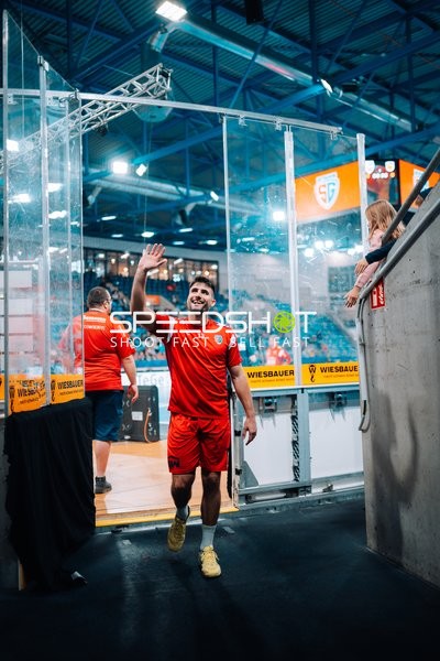 Juan De la Pena (13; SG BBM Bietigheim) winkt