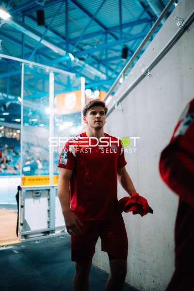 Alexander Pfeifer (31; SG BBM Bietigheim) am Spielfeldrand