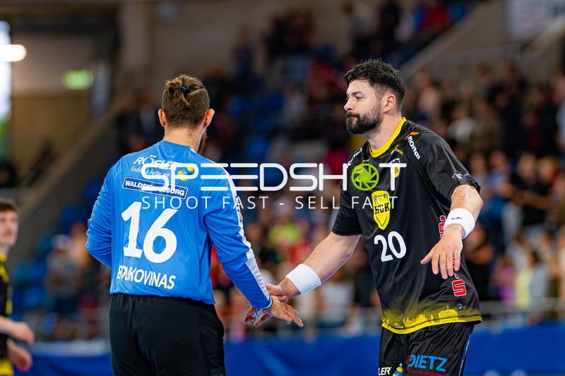 Jakob Kassing (20; HSC 2000 Coburg) und Fredrik Genz (16; SG BBM Bietigheim) geben sich die Hand