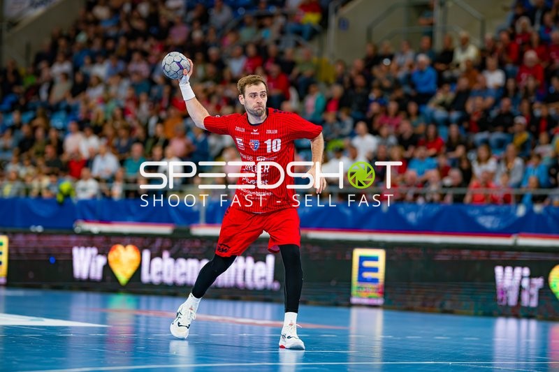 Tom Wolf (10; SG BBM Bietigheim) wirft aufs Tor