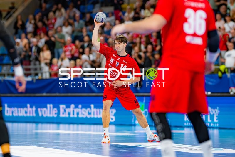 Fynn Nicolaus (14; SG BBM Bietigheim) wirft aufs Tor