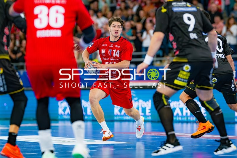 Fynn Nicolaus (14; SG BBM Bietigheim) wirft aufs Tor