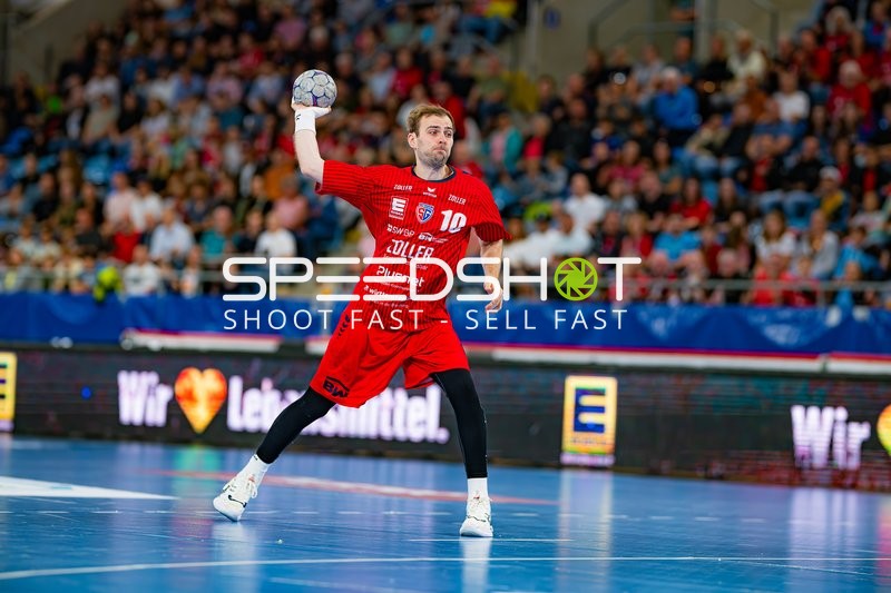 Tom Wolf (10; SG BBM Bietigheim) wirft