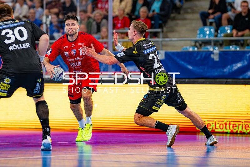 Juan De la Pena (13; SG BBM Bietigheim) kämpft gegen Till Riehn (21; HSC 2000 Coburg)