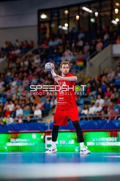 Tom Wolf (10; SG BBM Bietigheim) wirft