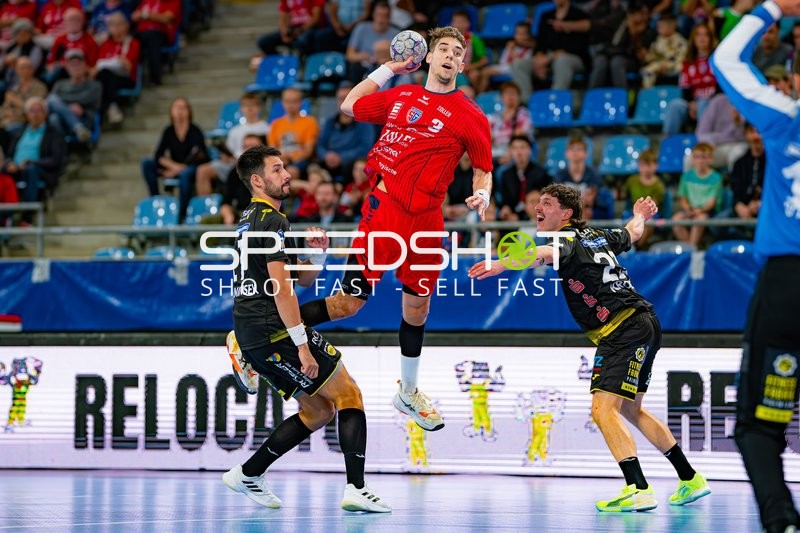 Nikola Vlahovic (3; SG BBM Bietigheim) im Sprungwurf gegen Jannes Krone (23; HSC 2000 Coburg) und Viktor Glatthard (11; HSC 2000 Coburg)