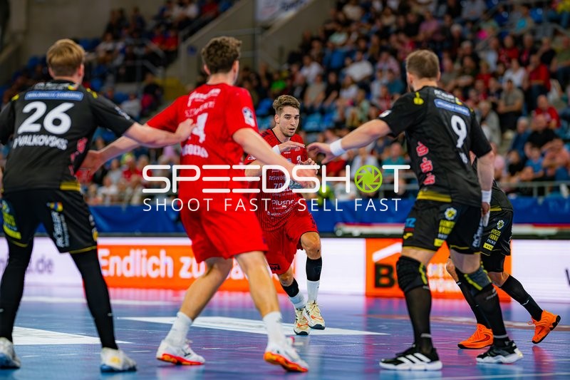 4; SG BBM Bietigheim dribbelt im Angriff