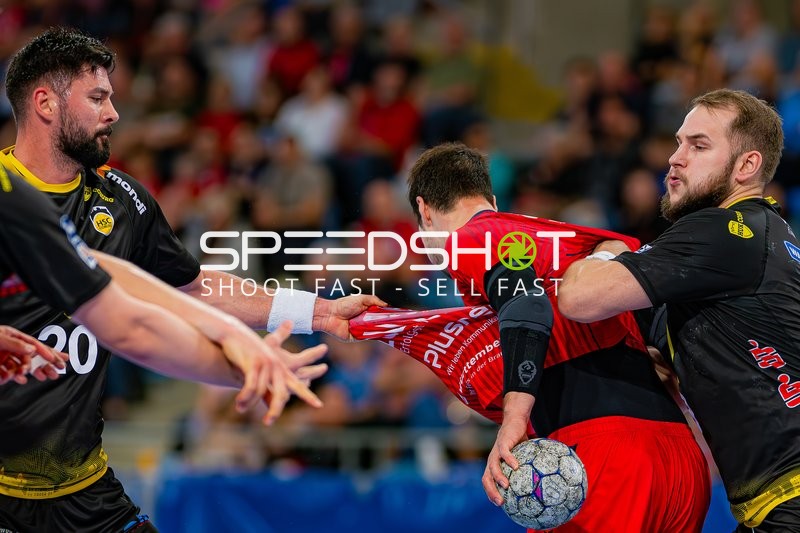 Spieler kämpfen um den Ball