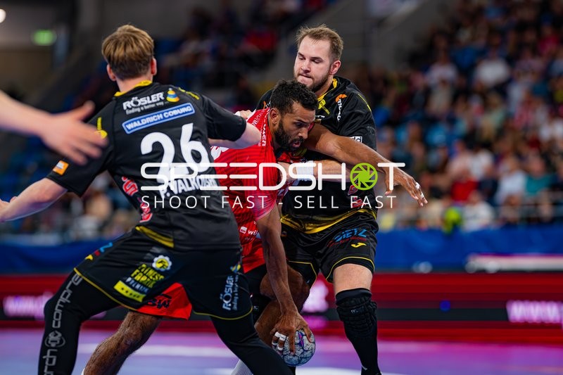 Bartlomiej Bis (9; HSC 2000 Coburg) im Zweikampf