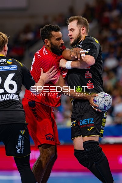 Paul Krügele (26; SG BBM Bietigheim) verteidigt gegen Janis Pavels Valkovskis (26; HSC 2000 Coburg)