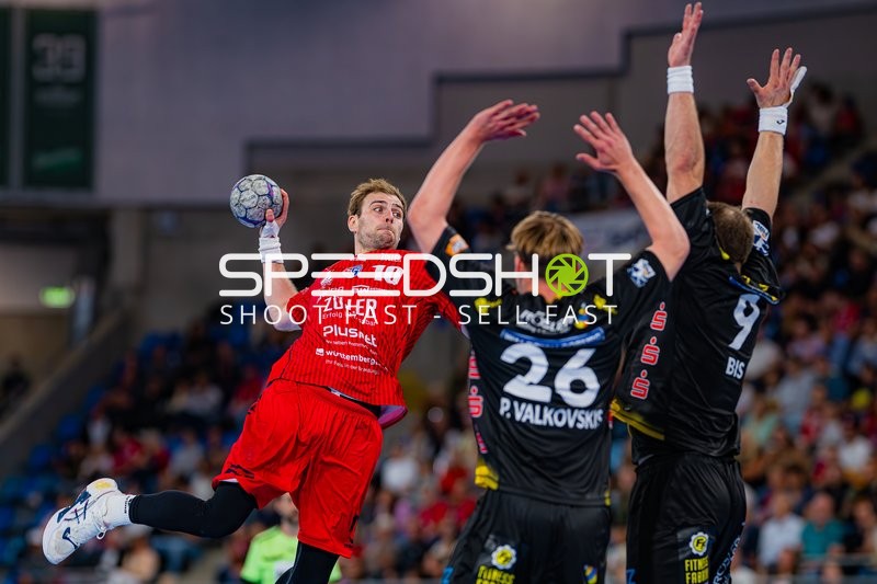 Tom Wolf (10; SG BBM Bietigheim) wirft aufs Tor