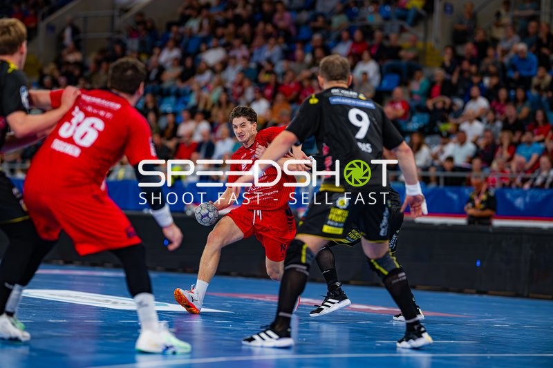 Fynn Nicolaus (14; SG BBM Bietigheim) passt den Ball