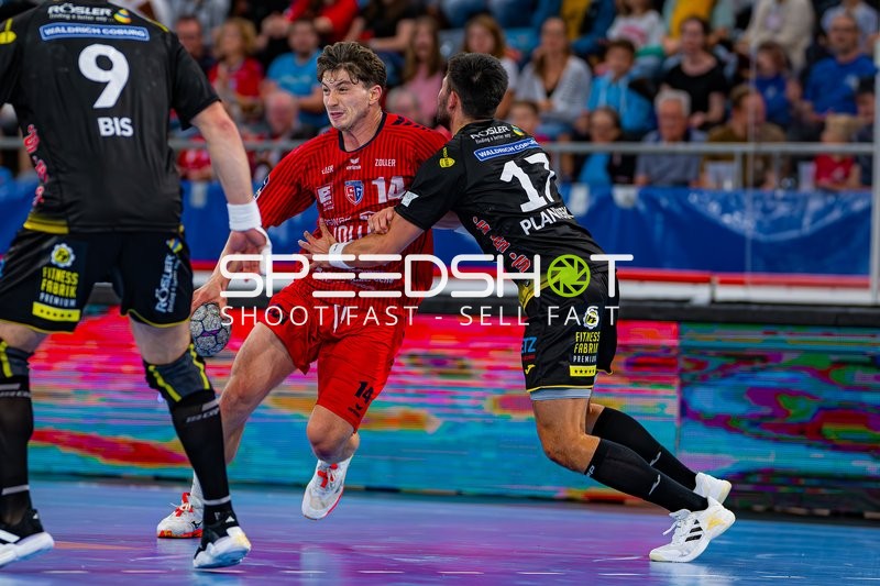 Fynn Nicolaus (14; SG BBM Bietigheim) wird verteidigt