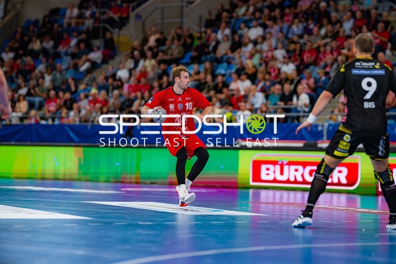 Tom Wolf (10; SG BBM Bietigheim) wirft auf das Tor