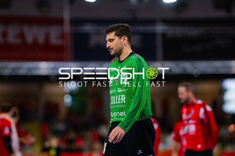 Torwart Filip Baranasic (12; SG BBM Bietigheim) am Spielfeldrand