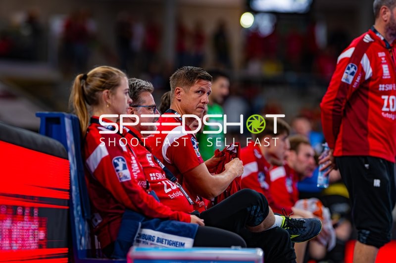 Jens Rith (Co-Trainer; SG BBM Bietigheim) auf der Bank