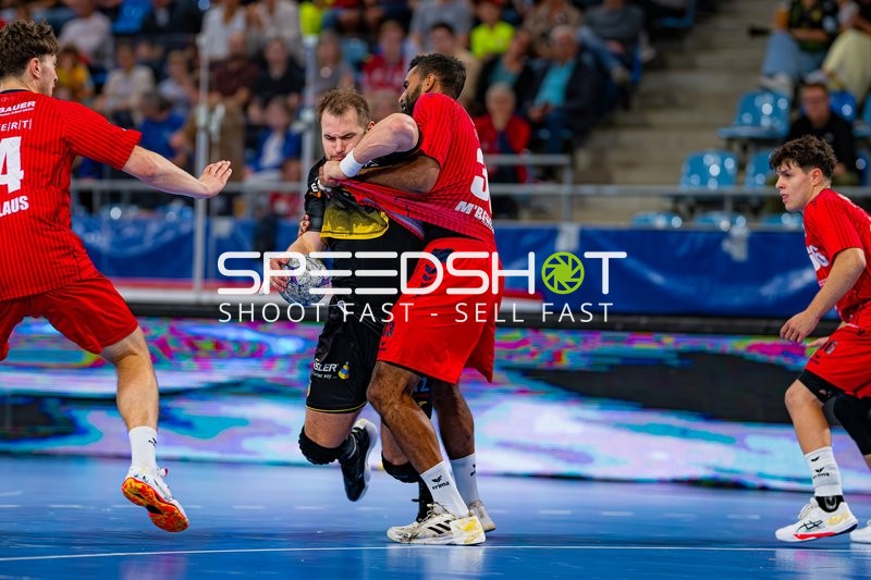 Spieler kämpfen um den Ball