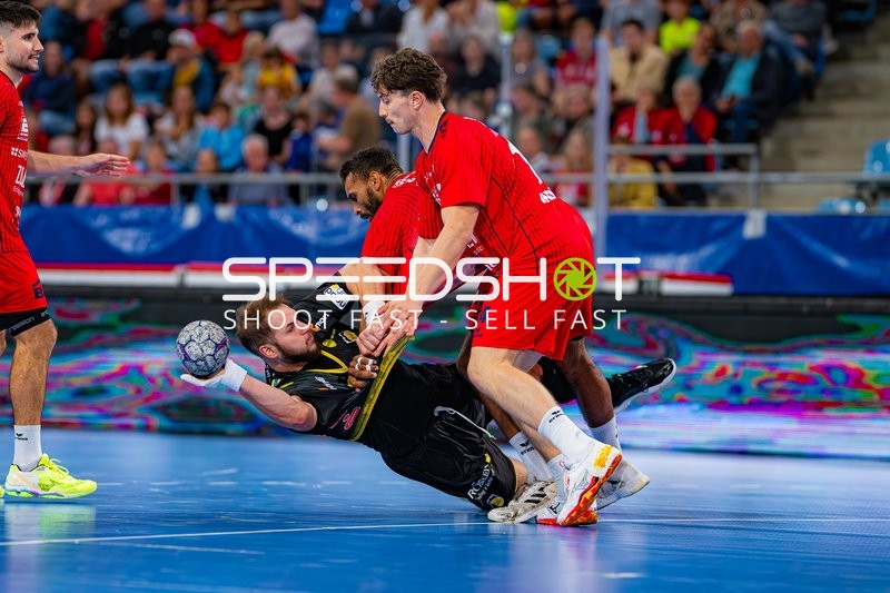 Juan De la Pena (13; SG BBM Bietigheim) und Fynn Nicolaus (14; SG BBM Bietigheim) verteidigen