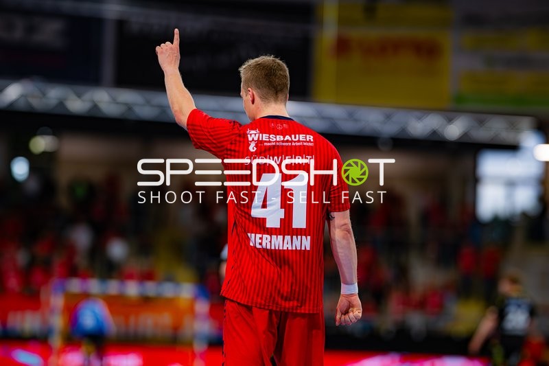 Till Hermann (41; SG BBM Bietigheim) hebt den Arm